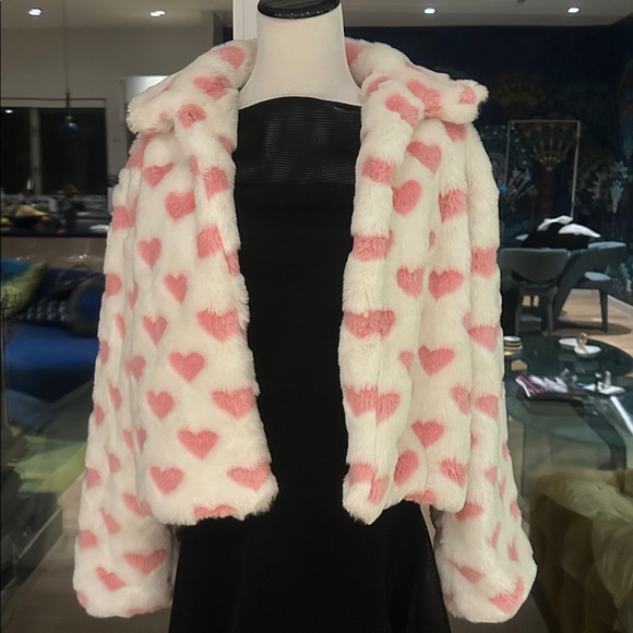 💗 DOLLS KILL FAUX FUR HEART JACKET 💗White plush faux fur jacket with pink💞